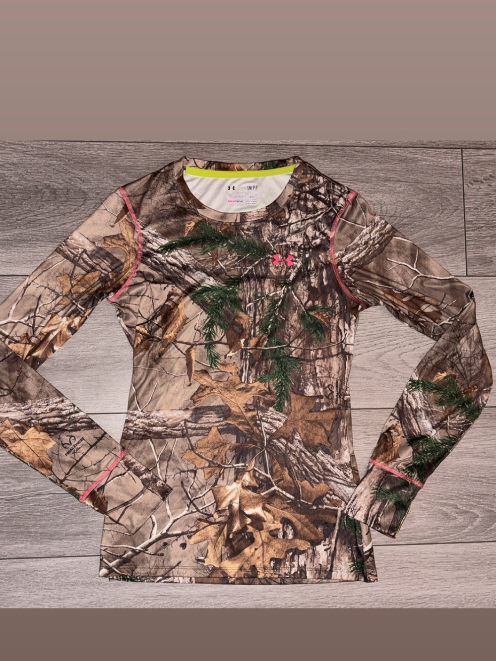 Under Armour Women’s Small Long Sleeved Heatgear Camo Fitted Shirt W Pink Accent